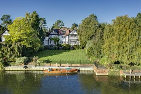 A simply perfect house on the Thames with gardens that run down to the water’s edge Chapel Conversion, Riverside House, Henley On Thames, Edwardian House, Perfect House, Formal Gardens, Residential House, Roof Terrace, Cool Countries