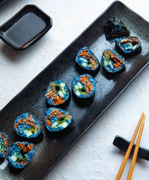 Jess on Instagram: “Blue brown rice sushi never gets boring! This sushi roll is simple with fried tofu, eggplant, green onion, cucumber, and carrot- all in…” Blue Rice Recipe, Veg Sushi, Brown Rice Sushi, Blue Sushi, 21 Dinner, Rice Sushi, Closing Party, Sushi Roll, Fried Tofu