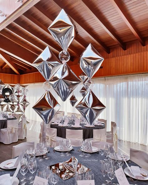 Diamond line . . . #diamond #diamondballoon #aquaballoon #Aquaballoon #ballooncenterpiece #balloondecor #balloonidea #Decoracionesconglobos… Diamond Theme Party, Diamonds And Denim Party, Christmas Gala, Balloon Business, Diamond Theme, Diamond Centerpiece, Balloons Wedding, Pearl Party, Diamond Party