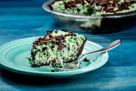 Mint Chocolate Chip PieDelish Easy Irish Desserts, Mint Chocolate Chip Pie, Summer Pies, Birthday Pie, Mint Pie, Andes Mints, Chocolate Chip Pie, Andes Mint, Dessert Spread