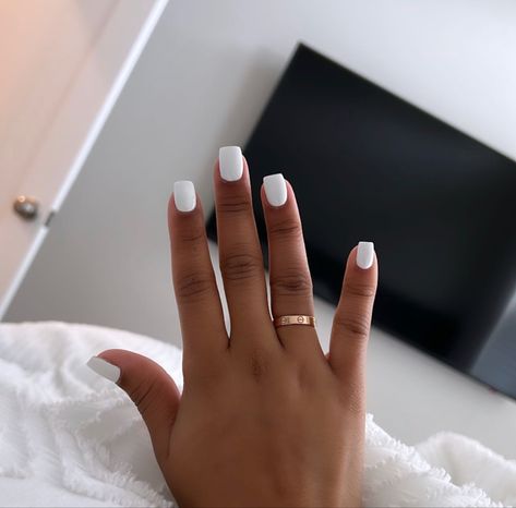 Acrylic Nails No Color Natural, Simple Nails On Black Women, White Nails Black Women, Normal Nail Polish Ideas, White Short Nails, Toe Nail Color, Subtle Nails, Simple Gel Nails, Casual Nails