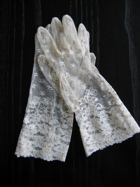 Vintage 1950's white lace gloves Vintage Gloves 1950s, Lace Gloves Wedding, Fancy Gloves, White Lace Gloves, Walburga Black, Wedding Cloak, Fashion Gloves, Vintage Gloves, Wedding Gloves