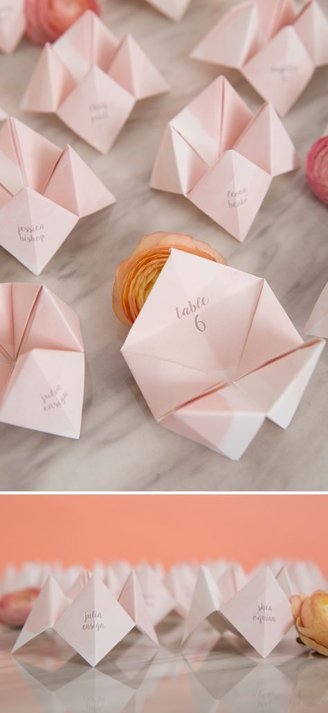 These DIY Mini Cootie Catcher Seating Cards Are EVERYTHING. Diy Wedding Seating, Vintage Place Cards, Creative Place Cards Wedding, Wedding Souvenirs Diy, Wedding Ideas Diy, Diy Place Cards, Reception Seating Chart, Wedding Seating Cards, Cootie Catcher