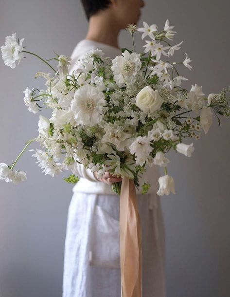 Modern Bridal Bouquets, Small Bridal Bouquets, Modern Wedding Bouquets, Lush Wedding, White Bridal Bouquet, White Wedding Bouquets, Flower Studio, Wedding Flower Inspiration, White Wedding Flowers