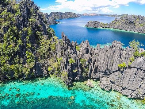 Clear, pristine water and beautiful limestone cliffs. Everywhere you look, it’s quite simply a very spectacular place to visit. Twin Lagoons is one of the best places to visit in Coron. It’s one of the many spectacular destinations visited on island hopping trips here, but even amongst the many hidden lakes, lagoons and beaches that Coron is famous for, Twin Lagoon will always stand out among the best of the best. It’s beautiful, and it’s an adventure. Twin Lagoon, Kayangan Lake, Philippines Palawan, Coron Island, Philippine Holidays, Coron Palawan, Coron, Island Hopping, Beach Paradise