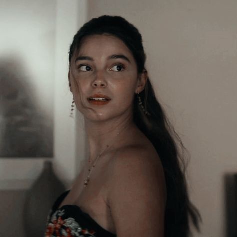 Sarah Cushing Icons, Inde Navarrette Gif, Latina Face Claim, Jenna Potter, Sarah Cushing, Inde Navarrete, Lavish Outfits, Hispanic Actresses, Lady Shiva