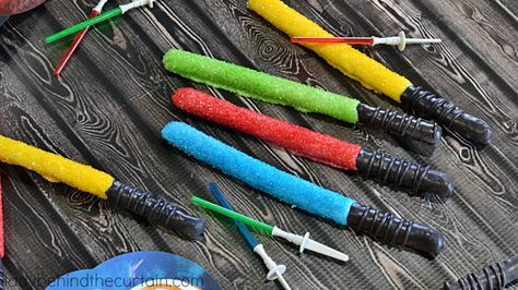 Light Saber Pretzels Decorated Pretzels, Star Wars Party Food, Taco Salad Dressing, Brown Sugar Pound Cake, Star Wars Cookies, Star Wars Food, Star Wars Cake, Pretzel Rods, Star Wars Light Saber