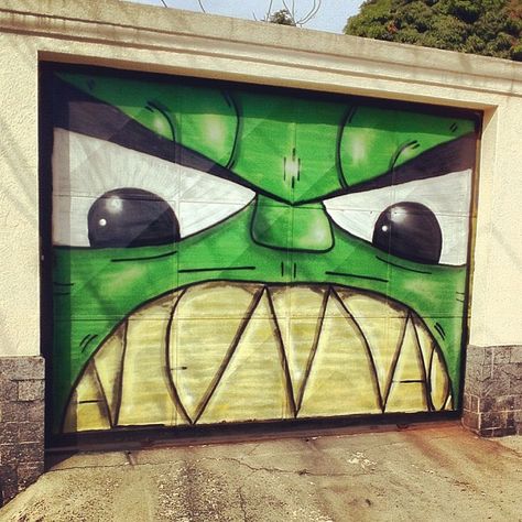 hulk park! Garage Door Graffiti, Garage Door Art, Painted Garage, Garage Door Paint, Green Hulk, Cool Garages, Garage Door Makeover, Door Art, Door Murals