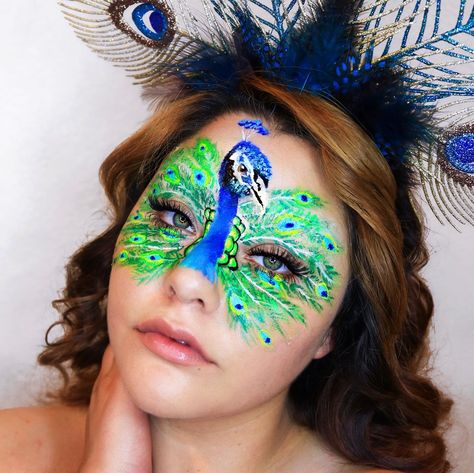 Peacock makeup look Face Paint Peacock, Peacock Face Paint, Peacock Face Painting, Peacock Fairy, Peacock Makeup, Makeup Carnaval, Peacock Mask, Festival Face Paint, Animal Makeup