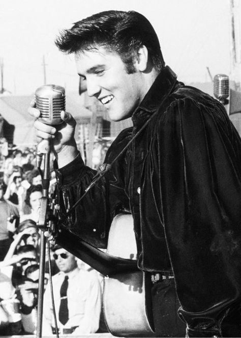 elvis1935/77 on Twitter: "#ElvisPresley #ElvisHistory 👑�🎸… " Elvis Presley Concerts, Young Elvis, Elvis Presley Pictures, Elvis Presley Photos, Lisa Marie Presley, Rock N’roll, Graceland, Early Years, American Singers