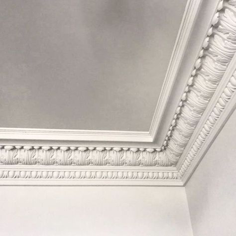 Pin by Rafika Ben Fraj on Décoration plafond | Ceiling design modern, Ceiling design, House ceiling design Classical Ceiling Design, Ceiling Design Classic, Modern Ceiling Design, Cornice Detail, Millwork Wall, Molding Ceiling, Gypsum Decoration, House Ceiling, Cornice Design