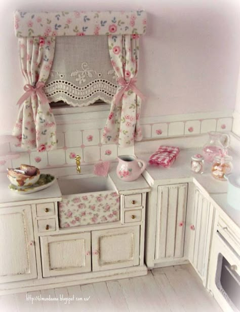 <3 Diy Kitchen Curtains, Doll House Kitchen, Doll Furniture Diy, Mini Doll House, Dolls House Interiors, Miniature Rooms, Miniature Kitchen, Chic Kitchen, Dollhouse Kitchen