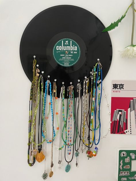 Records Hanging On Wall, Record Necklace Holder, Diy Jewelry Hanger Wall, Diy Record Wall Display, Diy Record Projects, Necklace Hanger Ideas, Diy Music Poster, Stuff To Hang On Walls, Vinyl Jewelry Holder