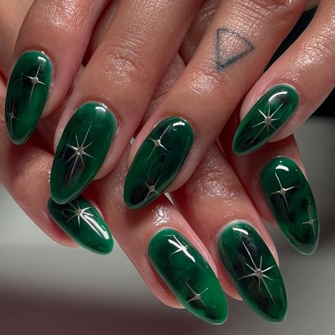 Festive but not screaming Christmas lol ✨ @kokoistusa mega stick base + excel builder for structure @southtxnailsupply “picked punk” +… | Instagram Emerald Nails, Bow Nail, Dark Green Nails, Witchy Nails, Punk Nails, Green Nail Designs, Butterfly Bow, Heart Butterfly, Festival Nails