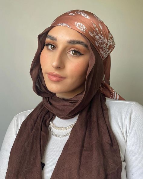 NAWAL on Instagram: “cutest jewellery + bandana via @lovisajewellery 🤍 you can shop with my discount code NAWAL20 for 20% off full price items (T&Cs apply)…” Hijabi Portrait, Hijab Closet, Hijabi Summer Outfits, Style Bandana, Hijabi Outfit, Hijab Style Tutorial, Hair Scarf Styles, Modest Fashion Hijab, Head Scarf Styles