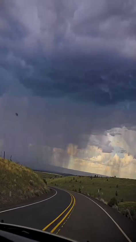 Prince 😍 on Twitter: "@OTerrifying ⛈️ https://t.co/aIalj3Beiw" / Twitter Traveling Video, Storm Photography, Lightning Storm, Amazing Nature Photography, High Desert, Beautiful Views Video, Beautiful Locations Nature, Landscape Poster, Rain Photography