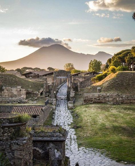 Pompeii, with Mount Vesuvius in the background. Southern Italy Aesthetic, Pompei Italy, Italy Trip Planning, Pompeii Italy, Mount Vesuvius, Campania Italy, Pompeii And Herculaneum, Italy Honeymoon, Best Of Italy