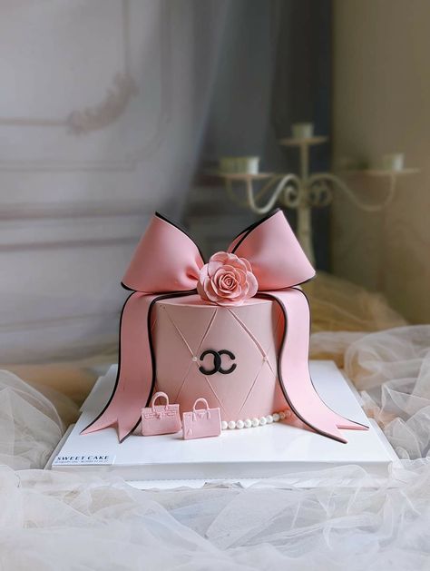 Glamour Girl Cake, Pink Chanel Cake, Chanel Birthday Cake, Girly Birthday Cakes, Modern Birthday Cakes, Chanel Cake, 25th Birthday Cakes, Make Birthday Cake, 13 Birthday Cake