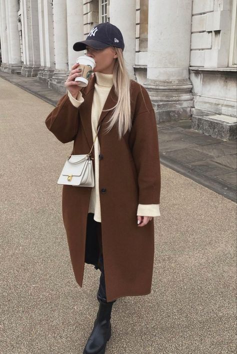 Brown Hat Outfits For Women, Brown Peacoat Outfit, Ny Hat Outfit, Peacoat Womens Outfit, New Era Outfit, Brown Coat Outfit, Fall Weekend Outfits, Chic Jean Outfits, Winter Coat Outfits