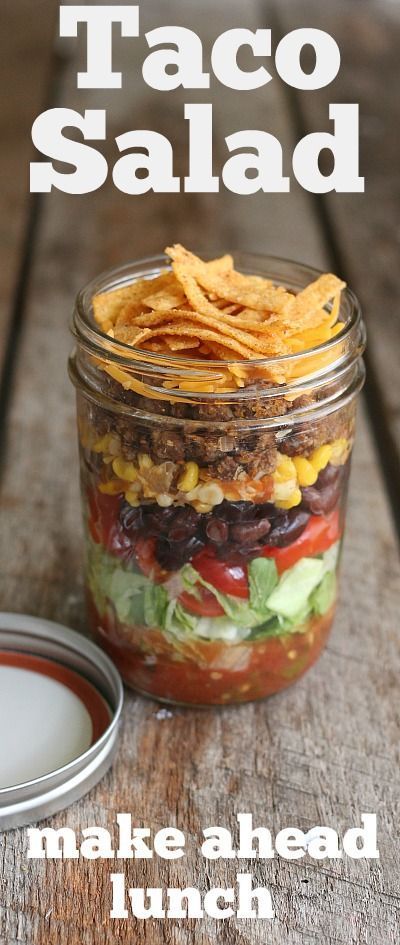 Taco Salad in a Jar - Layers of lettuce, tomatoes, beans and more! Taco Salad In A Jar, Mason Jar Lunch, Salad Macaroni, Salad Cucumber, Salad Pasta, Mason Jar Salad, Mason Jar Meals, Lunch Recipe, Make Ahead Lunches