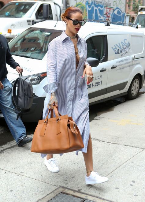 Rihanna / postpartum style / easy access nursing... JOKE... but hey if you've got the tittays..! Rihanna Street Style, Looks Rihanna, Rihanna Outfits, Rihanna Looks, Shirt Dress Summer, Oversized Shirt Dress, Classic Shirt Dress, Rihanna Style, Minimal Chic