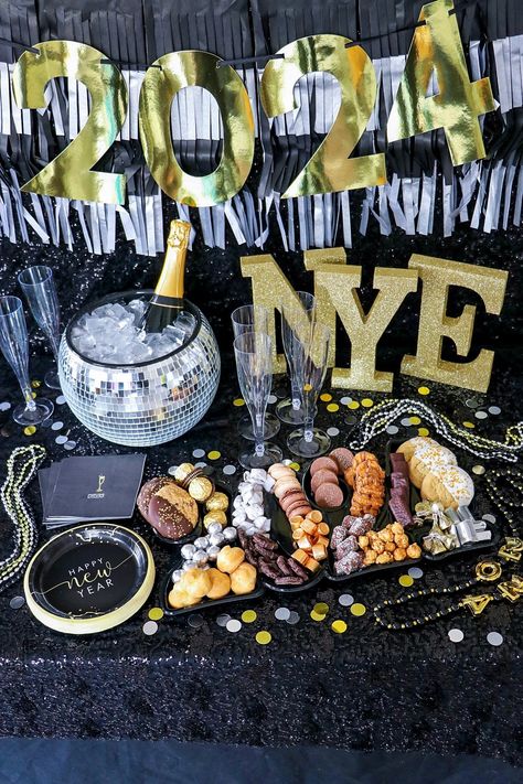 Are you hosting an NYE party or get together? Or just want a fun NYE dessert board for your family? Today I'm sharing how to make a New Years Eve dessert board (a New Years dessert charcuterie board) for your New Years Eve dessert table. This New Year's dessert charcuterie board is easy to make, but perfectly festive for your fête, with most of the decorations available from Party City. Click or visit FabEveryday.com for the details. New Year Eve Nails, Nails Ideas Square, New Years Dessert, Nye Party Food, Nye Desserts, Dessert Charcuterie Board, New Years Eve Dessert, New Years Eve Party Outfits, Dessert Charcuterie