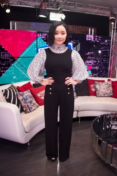 Wearing a printed turtleneck under a chic black jumpsuit while at a press event in 2019. Lana Condor Outfit, Young Professional Outfits, Turtleneck Under, Head Over Heels In Love, Lana Condor, Hollywood Studio, Famous Outfits, Lara Jean, Fashion Idol