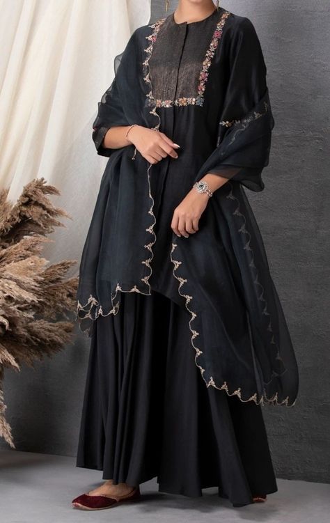 Black Dress Design, Black Frock, Frock Designs, Latest Dress Design, Simple Kurta Designs, Designer Kurti Patterns, Pakistani Dresses Casual, Salwar Kamiz, Dress Design Patterns