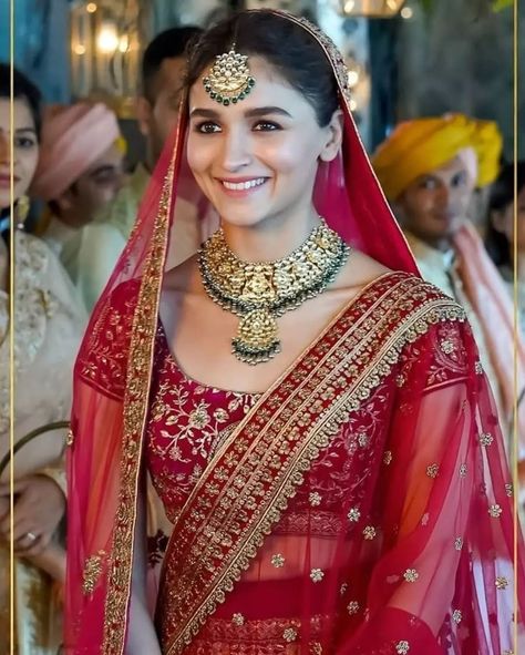 Alia Bhatt Wedding, Pink Bridal Lehenga, Red Bridal Dress, Bridal Lehenga Designs, Latest Bridal Lehenga, Bridal Dupatta, Wedding Lehenga Designs, Indian Bride Outfits, Bridal Lehenga Collection