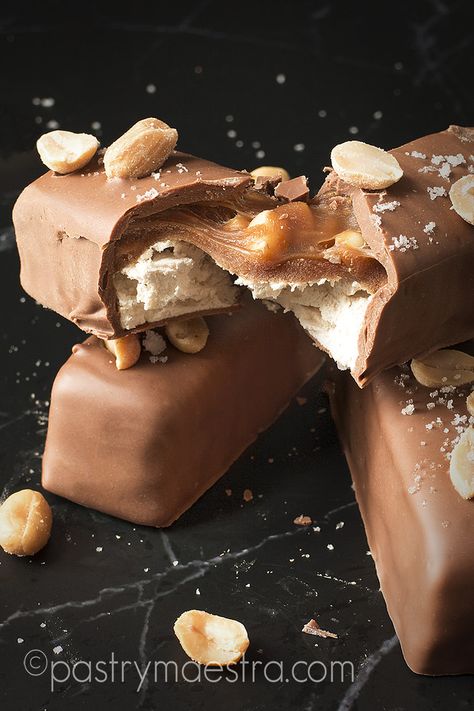 Chocolate, Nougat, Caramel and Peanut Bars, Pastry Maestra Snickers Nougat Recipe, Starbucks Drinks Caramel, Caramel Protein Shake, Caramel Cakes, Nougat Cake, Brownie Caramel, Desserts Caramel, Peanut Bars, Brownies Caramel