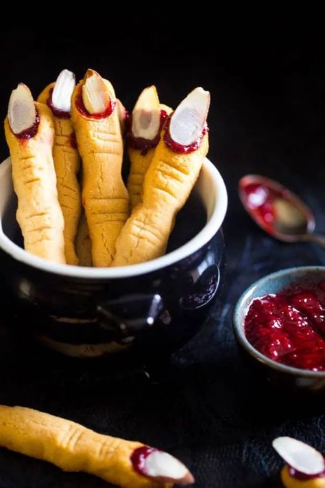 The original recipe! The classic witch fingers cookies get a healthy, gluten free, paleo AND vegan makeover! They’re easy to make and always a hit at Halloween parties! Paleo Halloween, Easy Halloween Cookies Recipes, Vegan Halloween Treat, Vegan Halloween Recipes, Eating Cookie, Witch Finger Cookies, Vegan Halloween Food, Gluten Free Halloween, Healthy Halloween Food