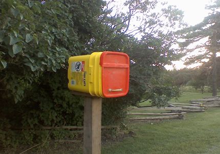 Get wise about waste {kitty litter bucket repurposed as a mailbox} Repurpose Kitty Litter Buckets, Repurposed Cat Litter Bucket, Cat Liter, Reuse Containers, Mailbox Ideas, Bucket Ideas, Tidy Cats, Kids Toy Store, Kitty Litter