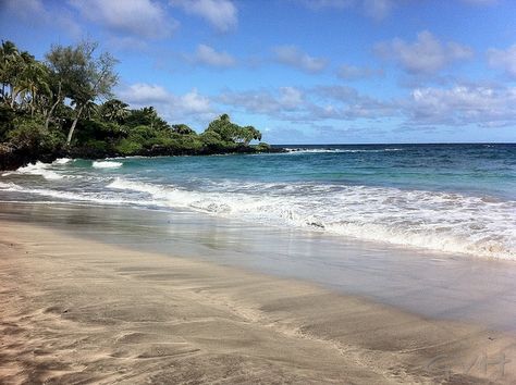 Get advice on where to take photos of the stunning Hamoa Beach, Maui Hawaii Beach Photos, Maui Luau, Beautiful Beach Sunset, Tropical Travel Destinations, Bahamas Island, Road To Hana, Visit Hawaii, Vacation Itinerary, Harbour Island