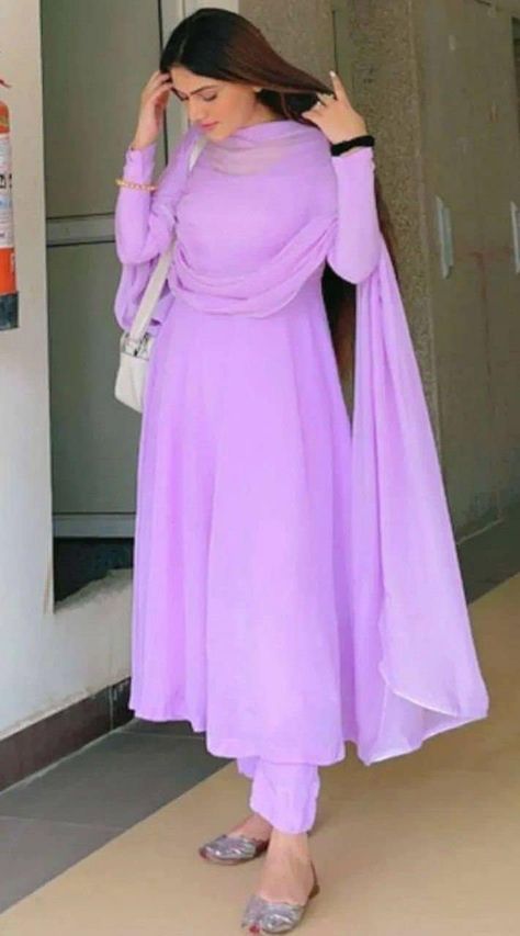 Lavender Color Dress, Plain Kurti Designs, Color Kurti, Suit Kurti, Patiala Suit Designs, Grad Outfits, Designer Salwar Kameez, Churidar Designs, Kurti Pant