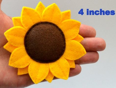 Fall Felt Crafts, Felt Sunflower, Bee Friendly Garden, Sunflower Crafts, Felt Flowers Diy, Diy Sewing Gifts, Suncatcher Craft, Felt Roses, Flower Ornaments