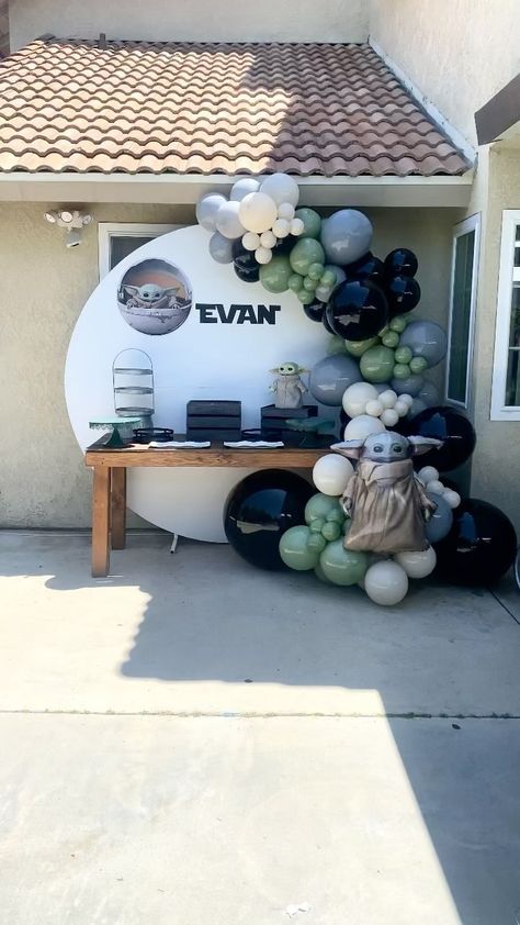 sweett_decor_ on Instagram: Baby Yoda 💚💚 • • • • • • • • • • • • • • • #babyyoda #badbunny #balloonwork #balloons #babyyodapartytheme #balloonstylist #riverside Yoda Birthday Party Ideas, Baby Yoda Birthday Party Ideas, Baby Yoda Birthday Party, Yoda Birthday Party, Star Wars Party Decorations, Baby Yoda Birthday, Hulk Birthday Parties, Yoda Birthday, Hulk Birthday