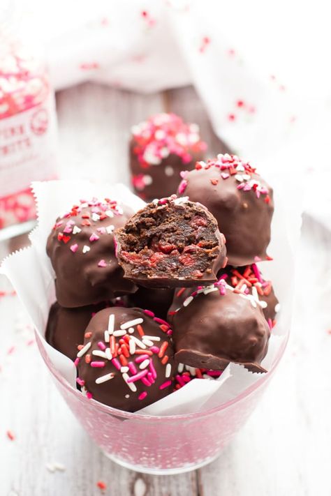 Chocolate Cherry Truffles are made with a boxed brownie mix and cherry pie filling. Incredibly simple! Cherry Truffles, Cherry Brownies, Chocolate Covered Cherry, Brownie Truffles, Chocolate Covered Cherries, Truffle Recipe, Cherry Pie Filling, Brownie Mix, Chocolate Cherry