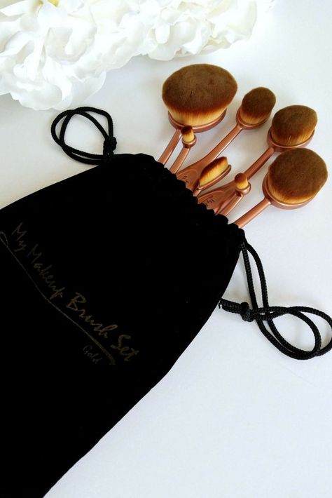 Budget Beauty Buys. A set of oval makeup brushes for less than Artis. http://thepatranilaproject.com/my-makeup-brush-set-review/ Oval Makeup, Oval Makeup Brush, Natural Makeup Remover, All Natural Makeup, Oval Brush, Budget Beauty, Brush Makeup, Make Up Organiser, Professional Makeup Brushes