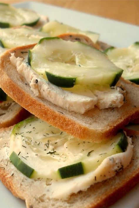 Slices of cocktail rye bread are spread with a cream cheese mixture and topped with cucumber. Dairy Appetizers, Appetizers Cold, Cucumber Sandwiches Recipes, Cucumber Salads, Cucumber Sandwich, Hors Doeuvres, Study Snacks, Entertaining Food, Cucumber Sandwiches