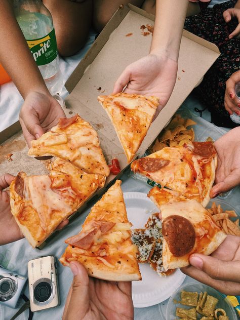 Picnic Date With Friends, Pizza Photoshoot, Pizza Friend, Pizza Picnic, Date With Friends, Picnic Date, Picnic In The Park, Pizza Party, Cooking Together