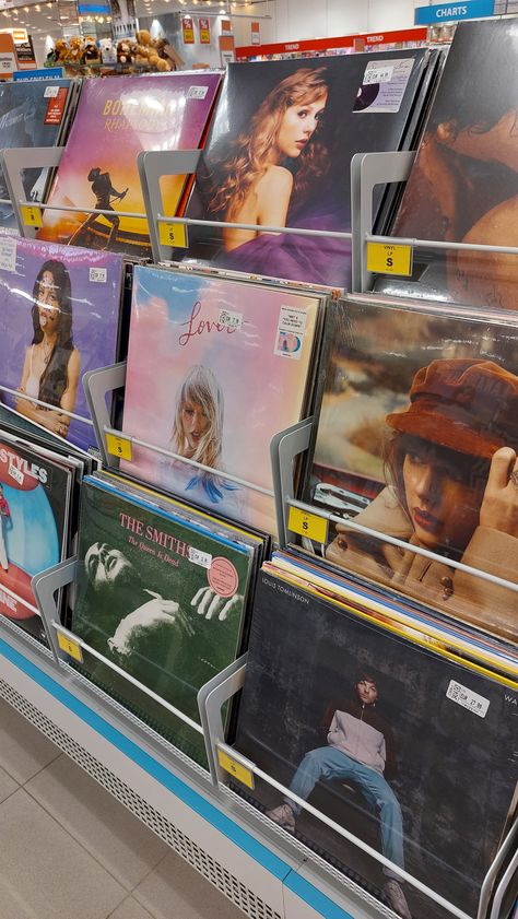 Taylor Swift Cds Aesthetic, Cd Store, Vinyl Aesthetic, Estilo Taylor Swift, Vinyl Cd, Record Shop, Taylor Swift Wallpaper, Long Live Taylor Swift, Live Taylor