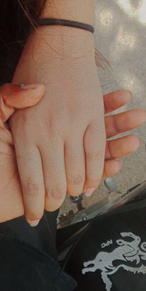 Love Wallpaper Hand, Capal Pic Hand, Girlfriend Boyfriend Hand Photo, Relationship Hand Couple, Hand In Hand Snap, Couple Hand Pic For Dp Real, Hand Love Pic, Fake Hand Snap, Gf Bf Hands Dp