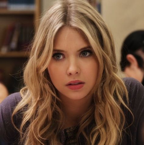 Hannah Marin Makeup, Hannah Pretty Little Liars, Hanna Marin Hair, Hanna Marin Icons, Hanna Pretty Little Liars, Ashley Marin, Hanna Marin Pll, Iconic Blondes, Hanna Pll