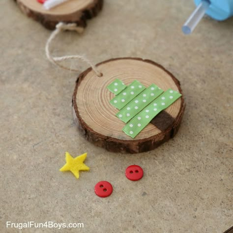 Christmas Ornaments Wood Diy, Round Tree Slices Ideas, Wood Slice Crafts For Kids, Wooden Slices Ideas, Diy Wood Christmas Ornaments, Grinch Breakfast, Wood Slices Ornaments, Lolly Stick Craft, Wood Slice Ornament Ideas