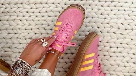 Adidas Gazelle Pink, Adidas Samba Outfits, Pink Adidas Shoes, Samba Outfits, Looks Adidas, Adidas Samba Outfit, Samba Shoes, Yellow Adidas, Samba Outfit