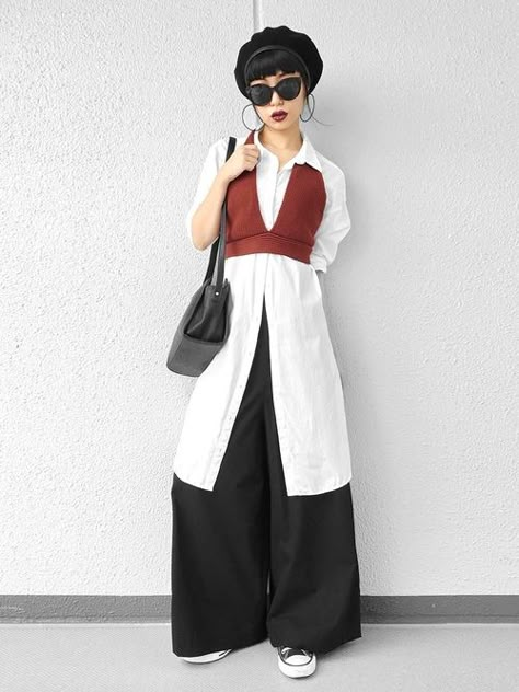 Japanese Fashion 2023 Women, Japanese Woman Style Outfits, Japan Women Style, Japan Street Style Women Summer, Japanese Boho Fashion, Japanese Street Fashion 2023, Skirt Over Pants Outfits Street Styles, Japanese Layering Fashion, Japanese Americana Fashion Women