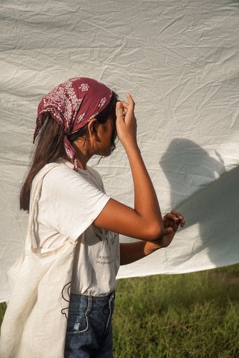 Handkerchief In Hair, Braids And Bandanas, Humid Hairstyles, Bandana Headband Hairstyles, Handkerchief Headband, Head Scarf Fashion, Handkerchief Hair, Boho Bandana, Kerchief Hair