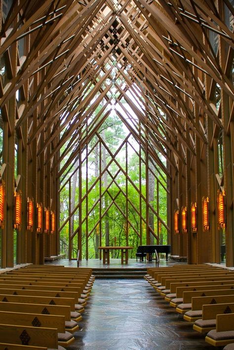 The Anthony Chapel in Garvan Woodland Gardens is my favorite place to go when I want to feel at peace. The natural setting and the beautiful architecture of the chapel create a perfect atmosphere for reflection. The stunning chapel with vaulted glass ceilings that reach to the sky offers intimate romantic wedding ceremonies in a lush outdoor garden setting. Spread out over 210 acres of land, this botanical garden offers something for everyone. 📸: Elton Menefee Anthony Chapel, Event Venue Design, Thorncrown Chapel, Glass Chapel, Harry Potter Wedding Theme, Hot Springs Arkansas, Wedding Chapel, Woodland Garden, Chapel Wedding