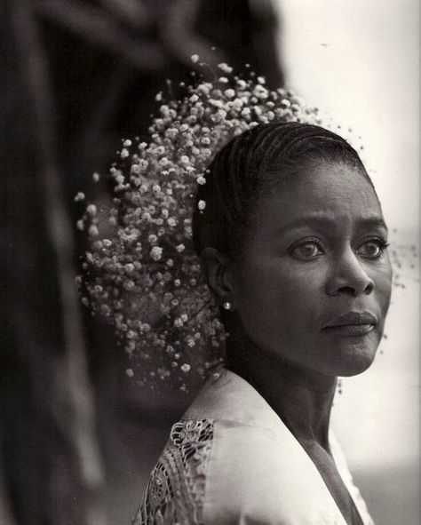 Cecily Tyson BEAUTIFUL!! Wedding inspiration Model Tips, Natural Hair Movement, Cicely Tyson, Oh My Goddess, Flowers In Her Hair, Black Actresses, Vintage Black Glamour, Chique Outfits, Black Hollywood