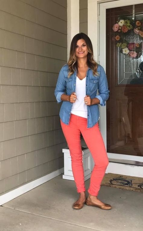 Coral Pants Outfit Summer, Outfits With Peach Pants, Coral Pants Outfit Work, Coral Jeans Outfit, Coral Pants Outfit, Chambray Shirt Outfits, Colored Pants Outfits, Colorful Pants, Winter Teacher Outfits